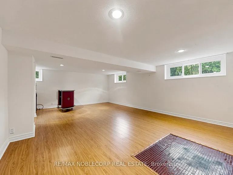 8 Summerfield Cres — Photo 30