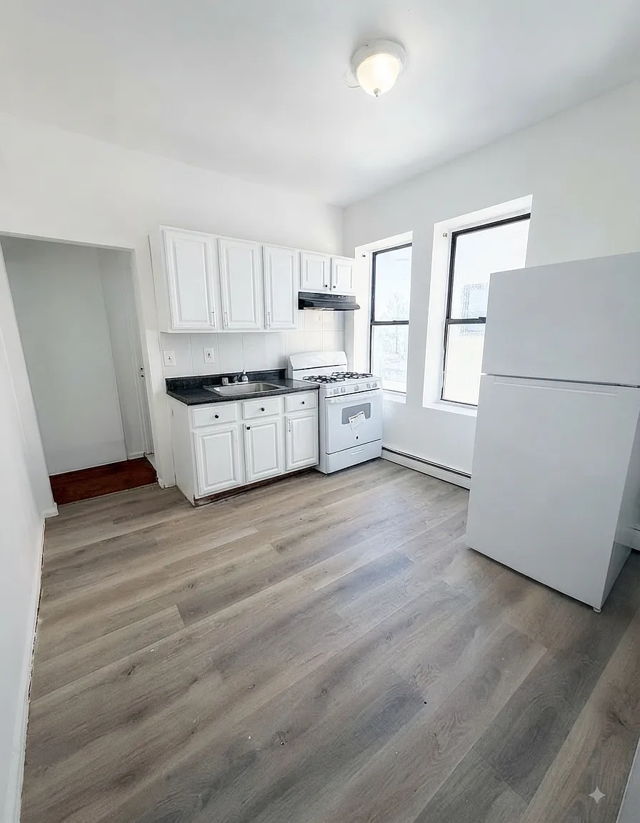 2 bed, 850 sqft, $1,900 — Photo 2