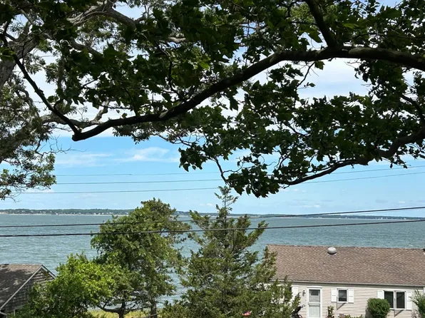 https://photos.zillowstatic.com/fp/5b48d985df2dca15825ea08605257567-p_e.webp
