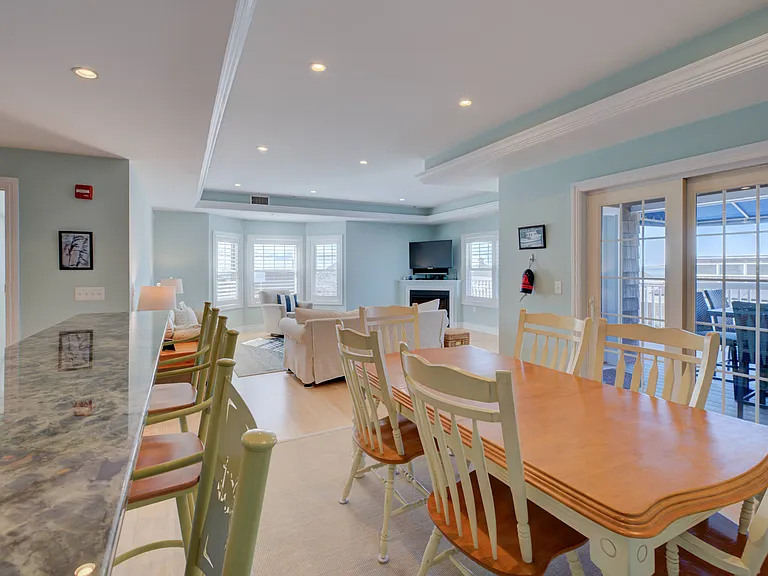 124 Bay St #R2 — Photo 8