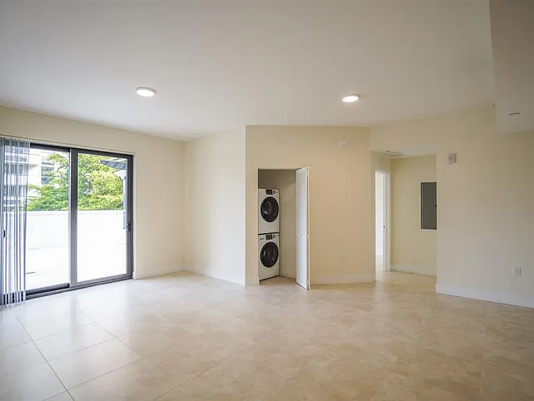 1091 Galiano St #304 — Photo 7