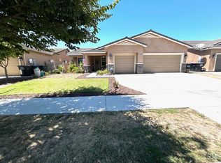2939 S Bradley Ct, Visalia, CA 93292