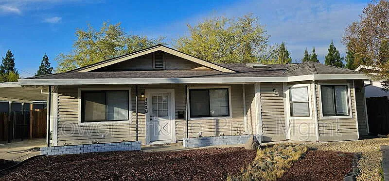 1328 School St photo 1