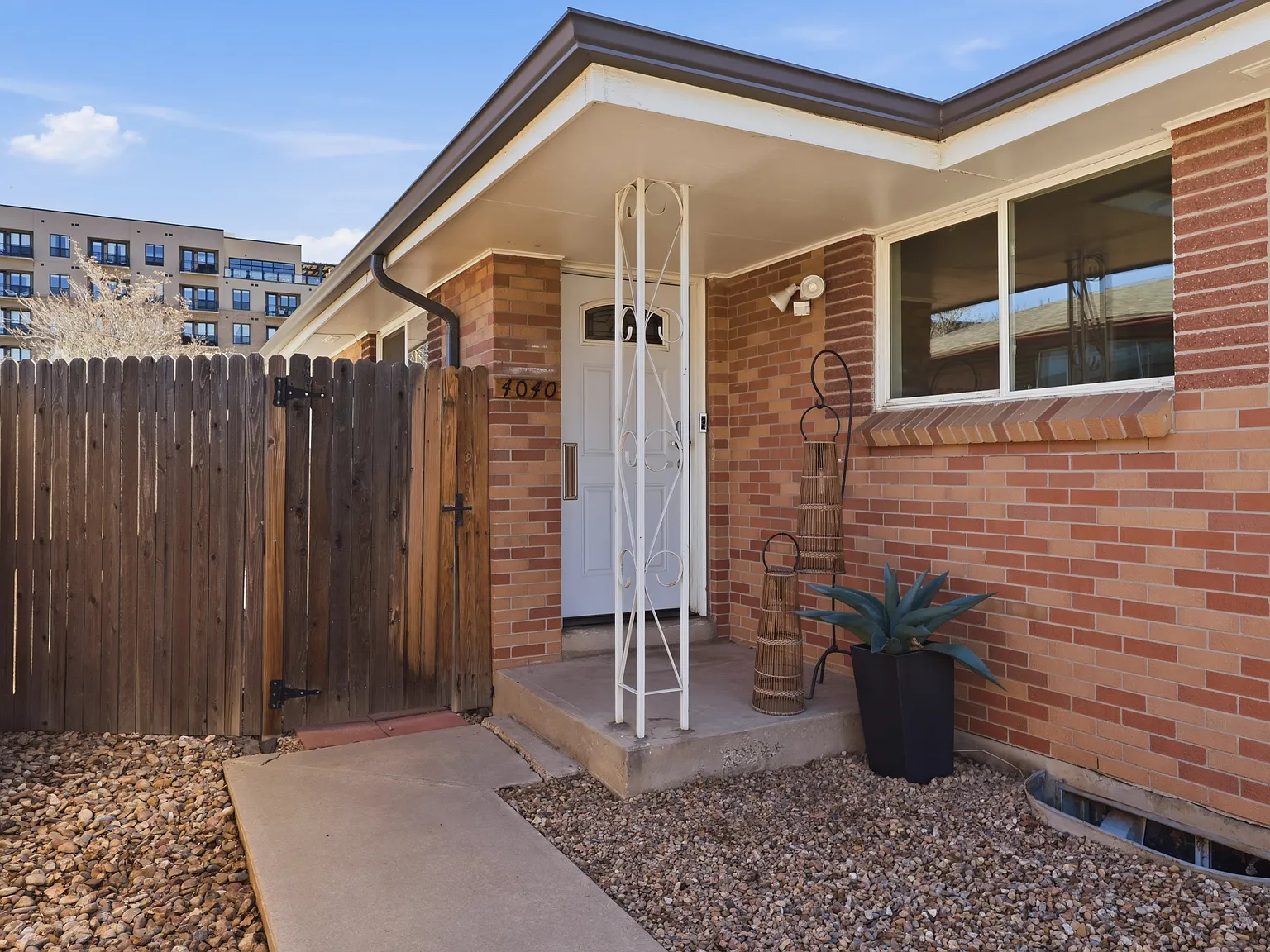 3 bed, 910 sqft, $2,600 — Photo 1