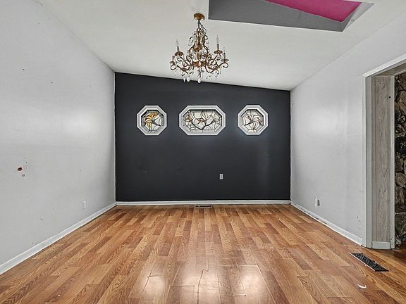 5th image of 530 Forest Way