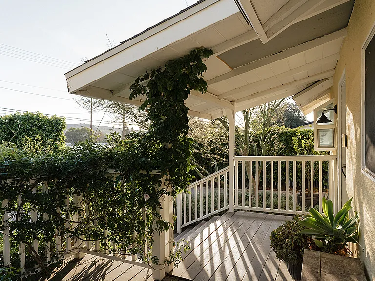 2841 Los Feliz Dr — Photo 26