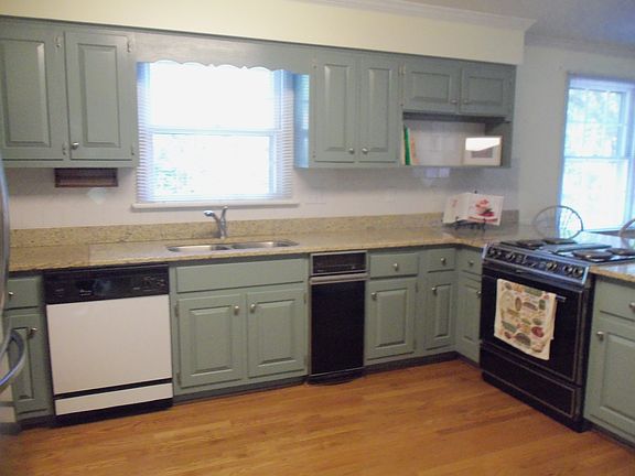 Kitchen w/hardwood flrs