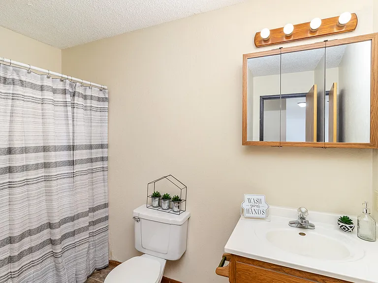 Hutchinson, MN Echo Manor Apartments | 21A | Bathroom
