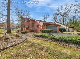 1351 Glen Oak Dr, Holly, MI 48442