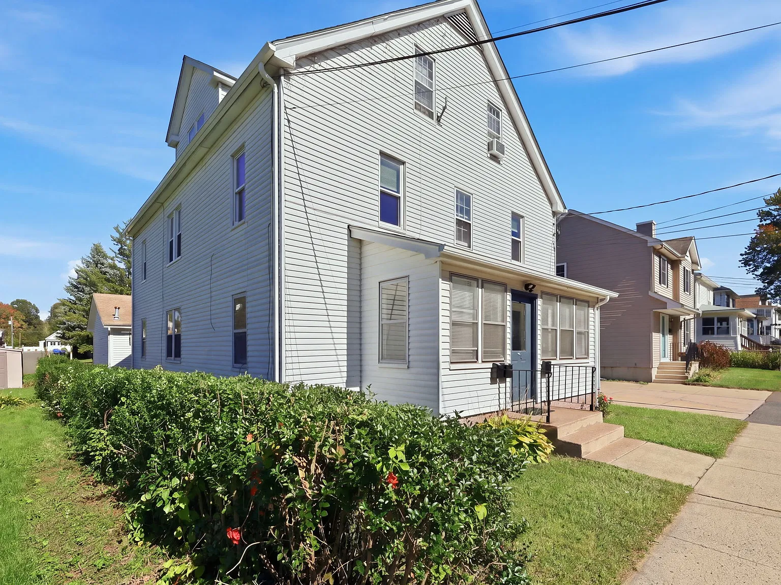3 bed, 1350 sqft, $2,200 — Photo 4