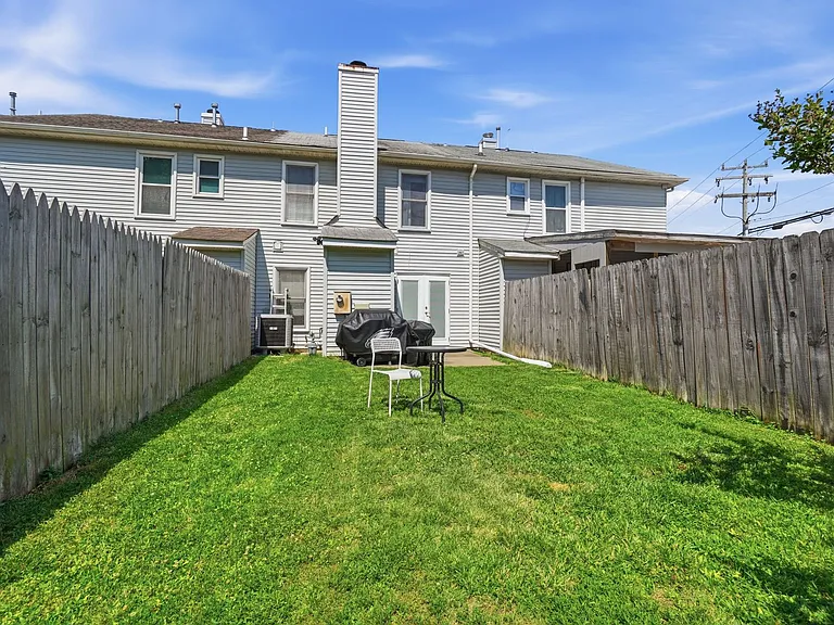 851 Sommerville Cres — Photo 25