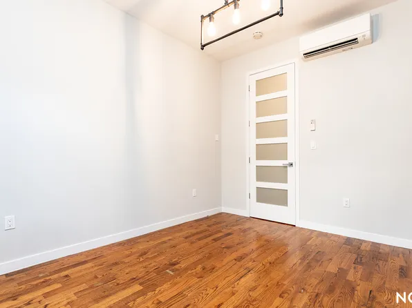 1553 De Kalb Avenue image 12 of 18