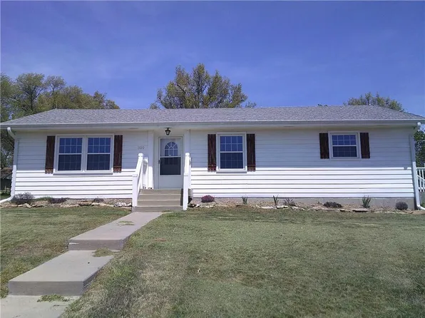 1010 Cherokee Ln, Paola, KS 66071