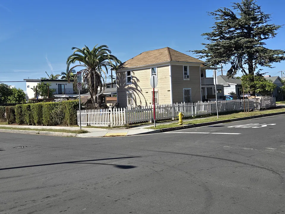 1145 S Grevillea Ave #1