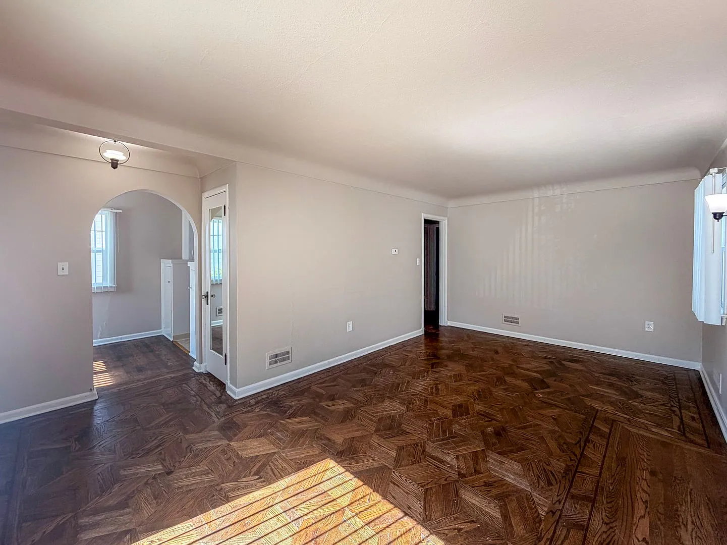 Single Level Salem Home Covered Porch ~ Williams 3325 — Photo 4