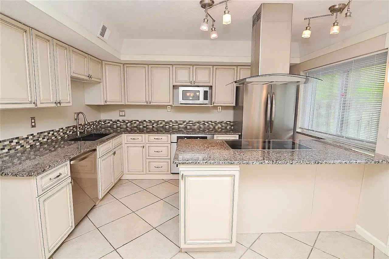 3 bed, 2.5 bath, 1327 sqft, $2,100 — Photo 3