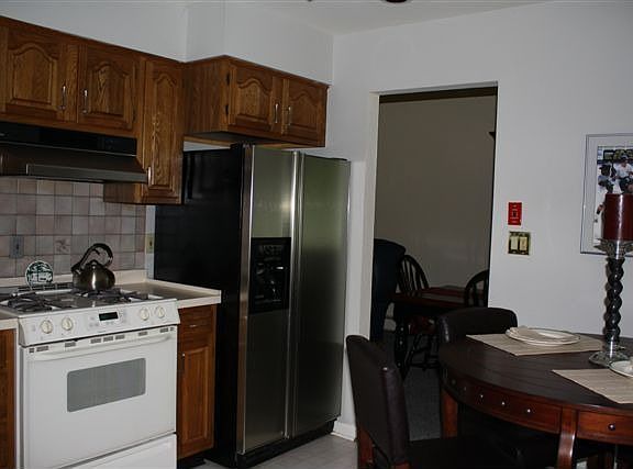 EAT IN KITCHEN W/CERAMIC TILE FLOOR & BACKSPLASH,GAS STOVE, REC LIGHTS