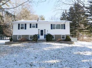 49 Manchester Dr, Halfmoon, NY 12065