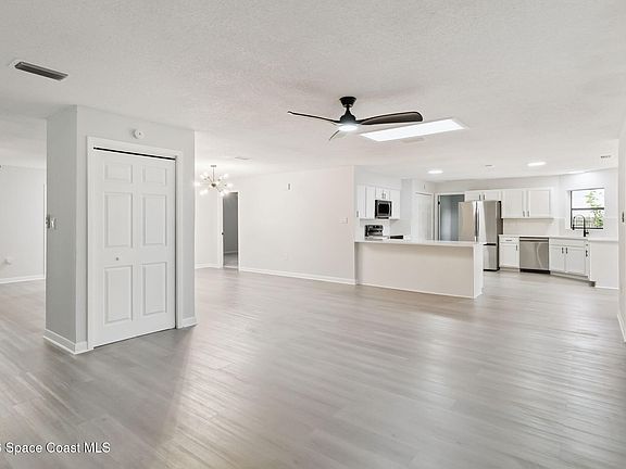 2nd image of 1760 Harbor Oaks Pl