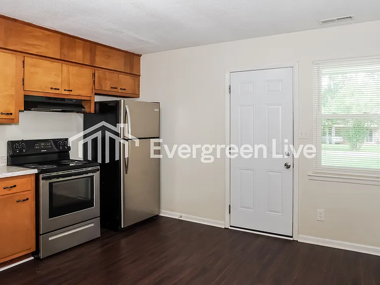 121 Edinburgh Dr — Photo 6