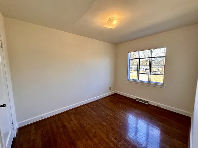 411 Poindexter Dr — Photo 9