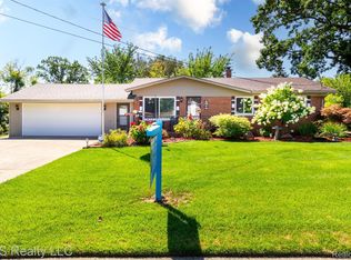 1374 Nancywood Dr, Waterford, MI 48327