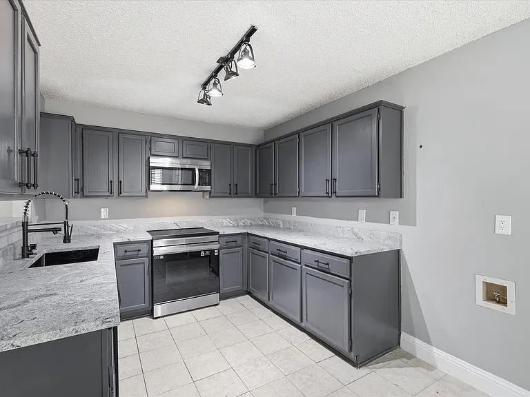 2909 Menlo Park Ln — Photo 10