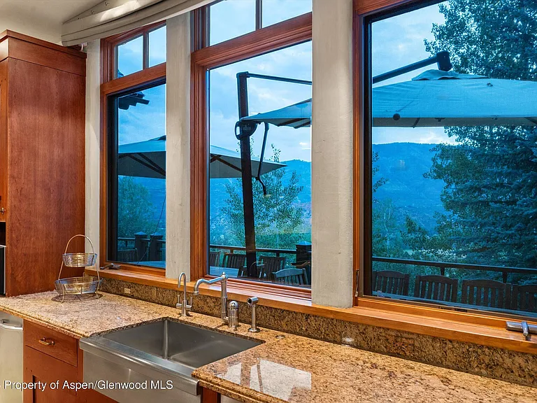 691 Pfister Dr — Photo 22