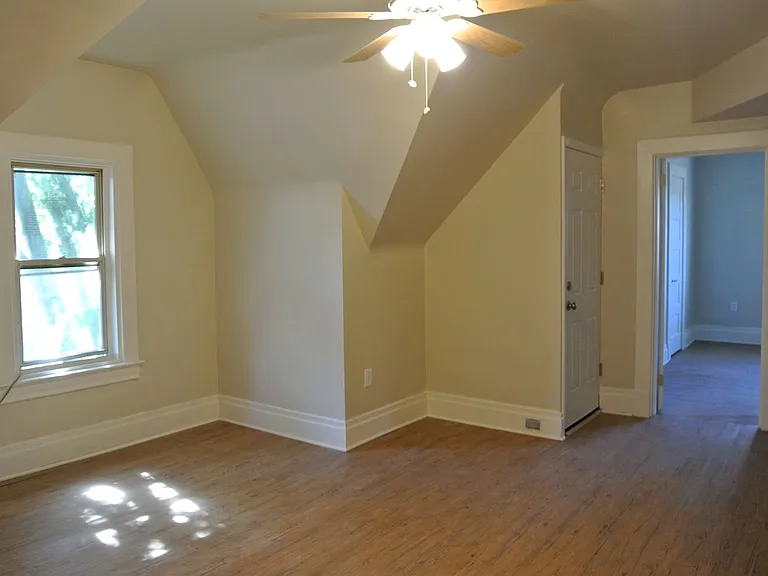 One and Two Bedroom Apartment Building — Photo 13