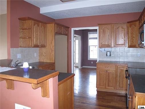 4th image of 10603 Haskell Ave