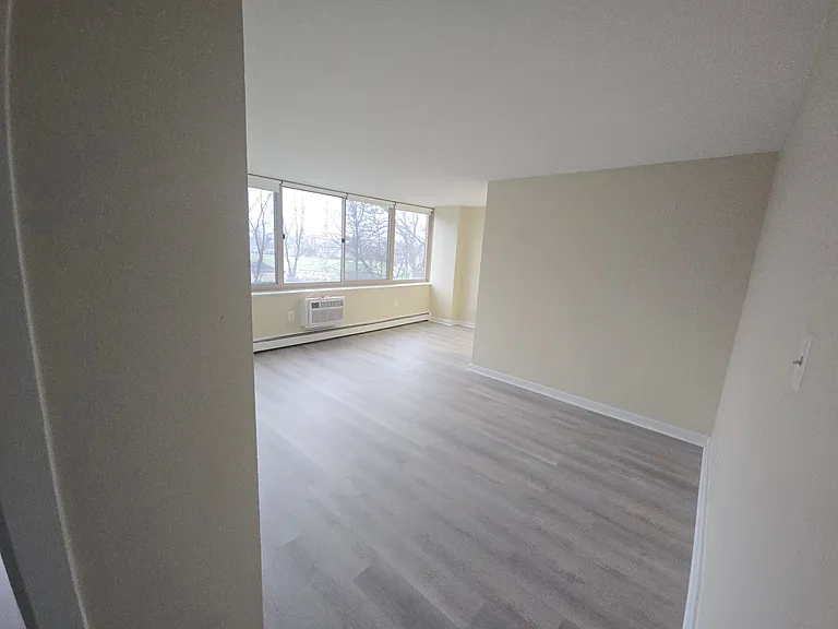 Cooper River Plaza Apartments — Photo 12