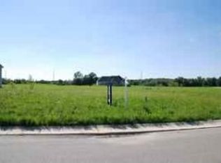 W228N3647 Wyndemere Dr, Pewaukee, WI