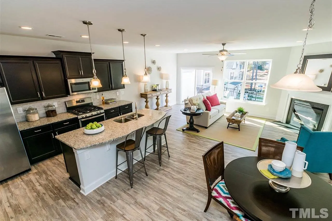 3 bed, 2.5 bath, 2048 sqft, $800 — Photo 2