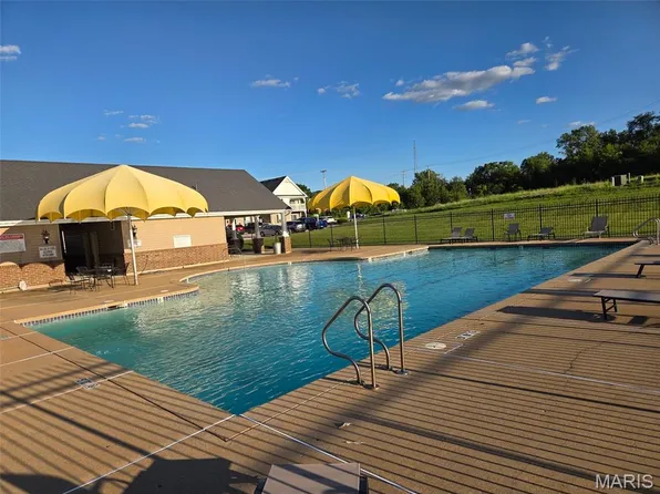 147 Brandy Mill Cir #25E, High Ridge, MO 63049