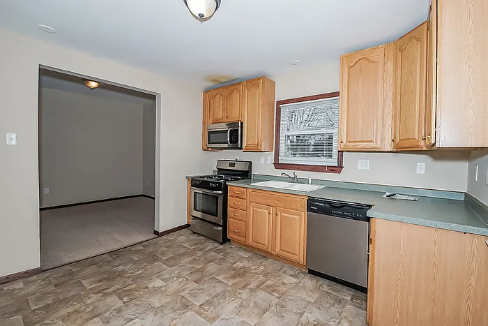 3 bed, 1.0 bath, 1452 sqft, $1,895 — Photo 4