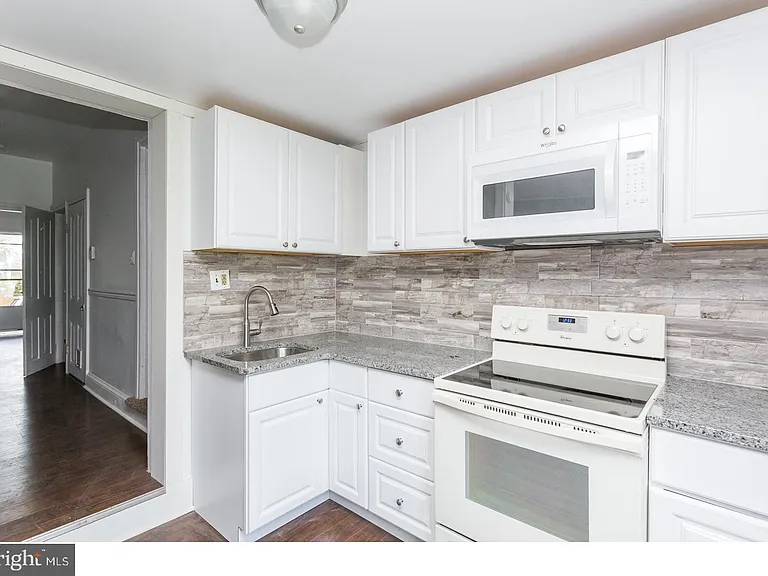 849 Queen St — Photo 15