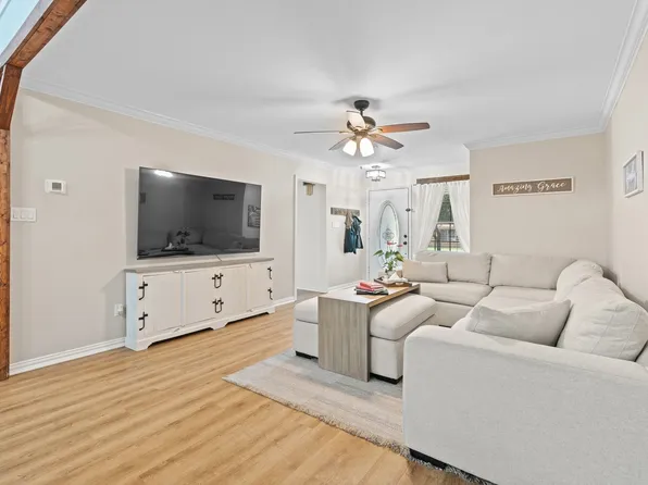 305 College St, Joshua, TX 76058