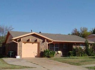 821 Meadowgreen Dr, Midwest City, OK 73110