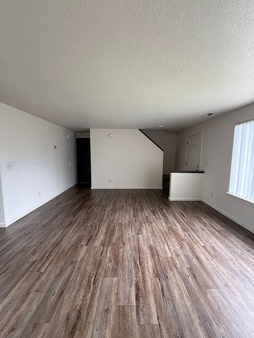 3 bedroom 1.5 Bath with large low maintenance backyard — Photo 3