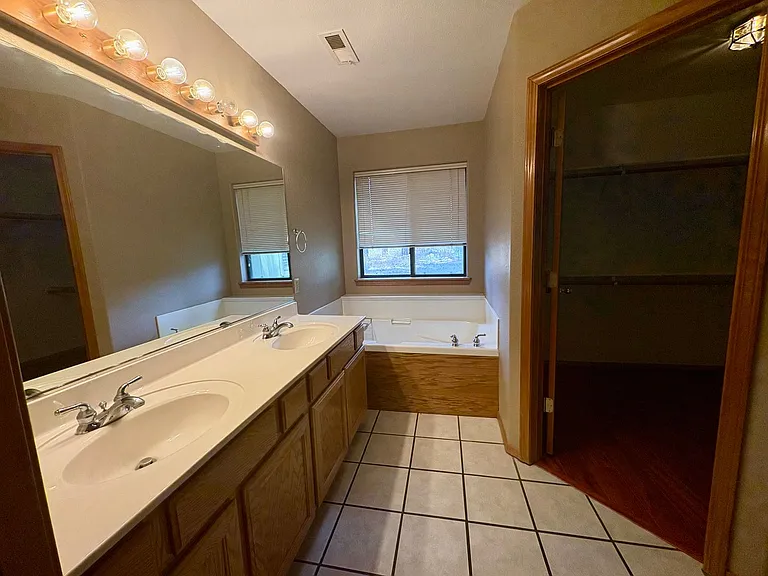 1636 W Ashley Way — Photo 12