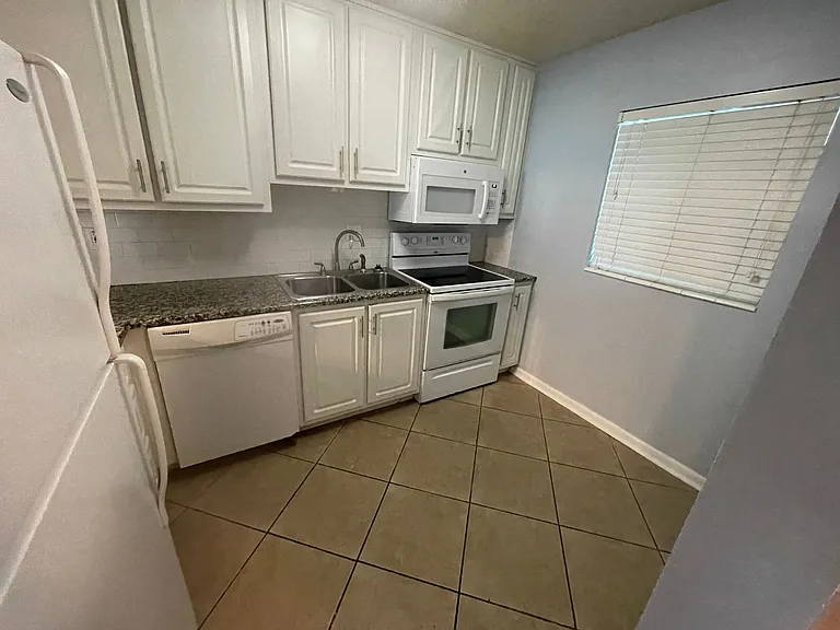 623 N Bay St #17 — Photo 4