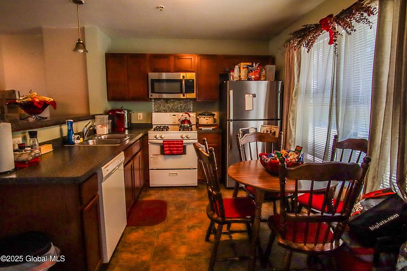 4th image of 713 Burden Avenue