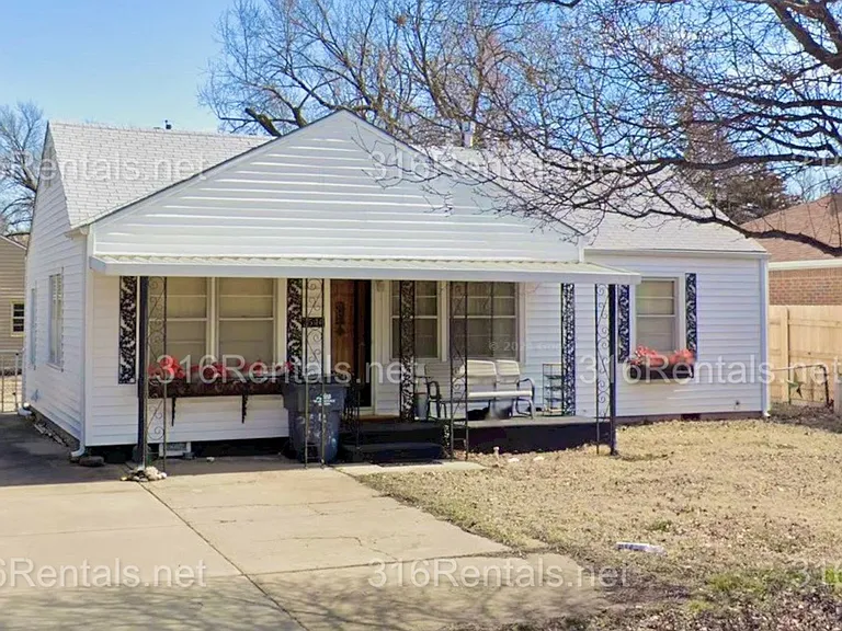 2546 S Pattie Ave — Photo 1