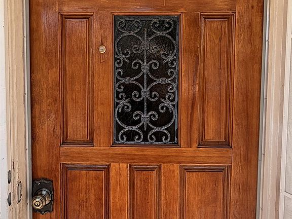 3rd image of 553 Russell Rd