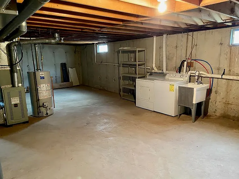 94 Jonathan Dr — Photo 11