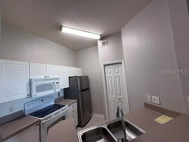 1 bed, 1.0 bath, 843 sqft, $1,349 — Photo 2