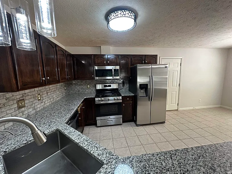 10686 Fall Creek Dr — Photo 3