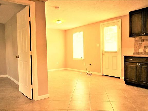 5th image of 422 W Burleson St