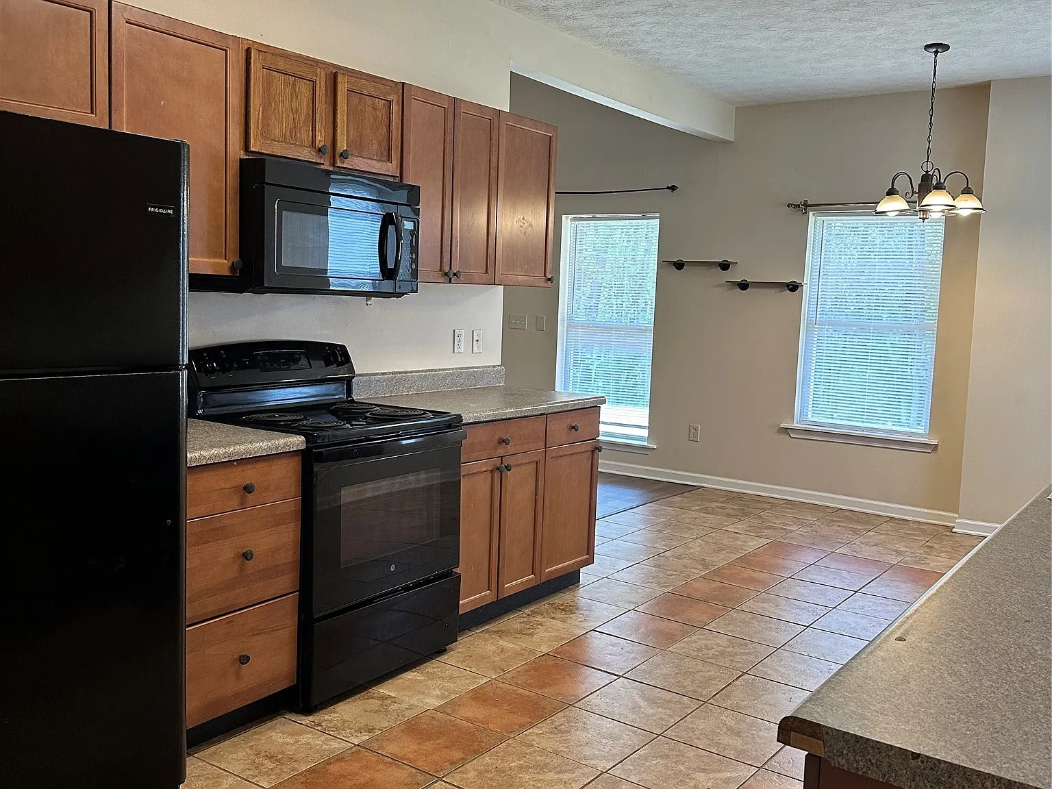 3 bed, 2.0 bath, 1600 sqft, $1,600 — Photo 4