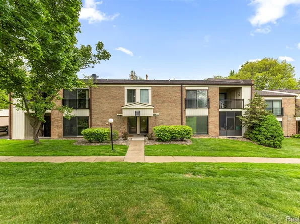 18403 University Park Dr, Livonia, MI 48152